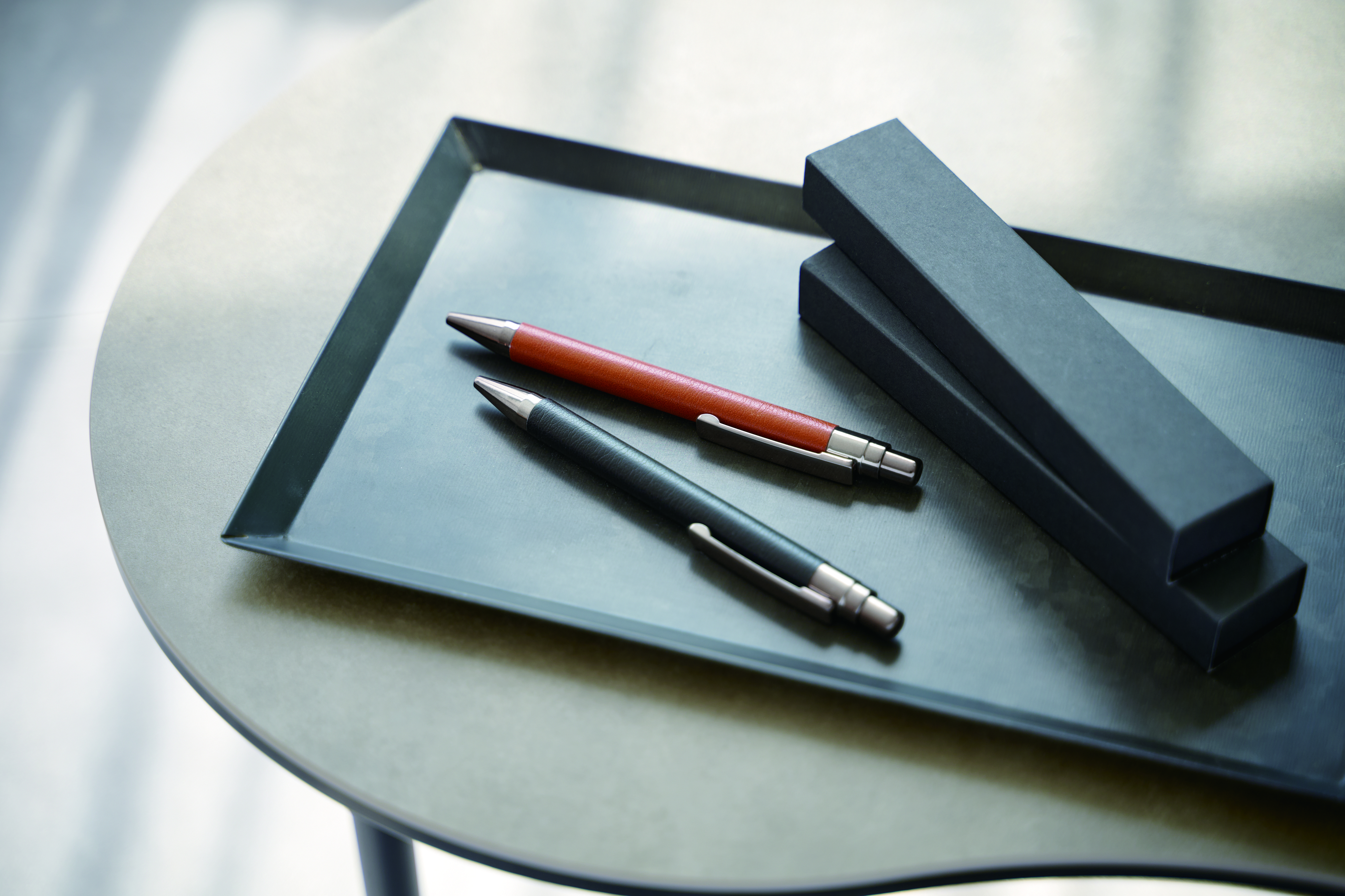 レザー調ボールペン