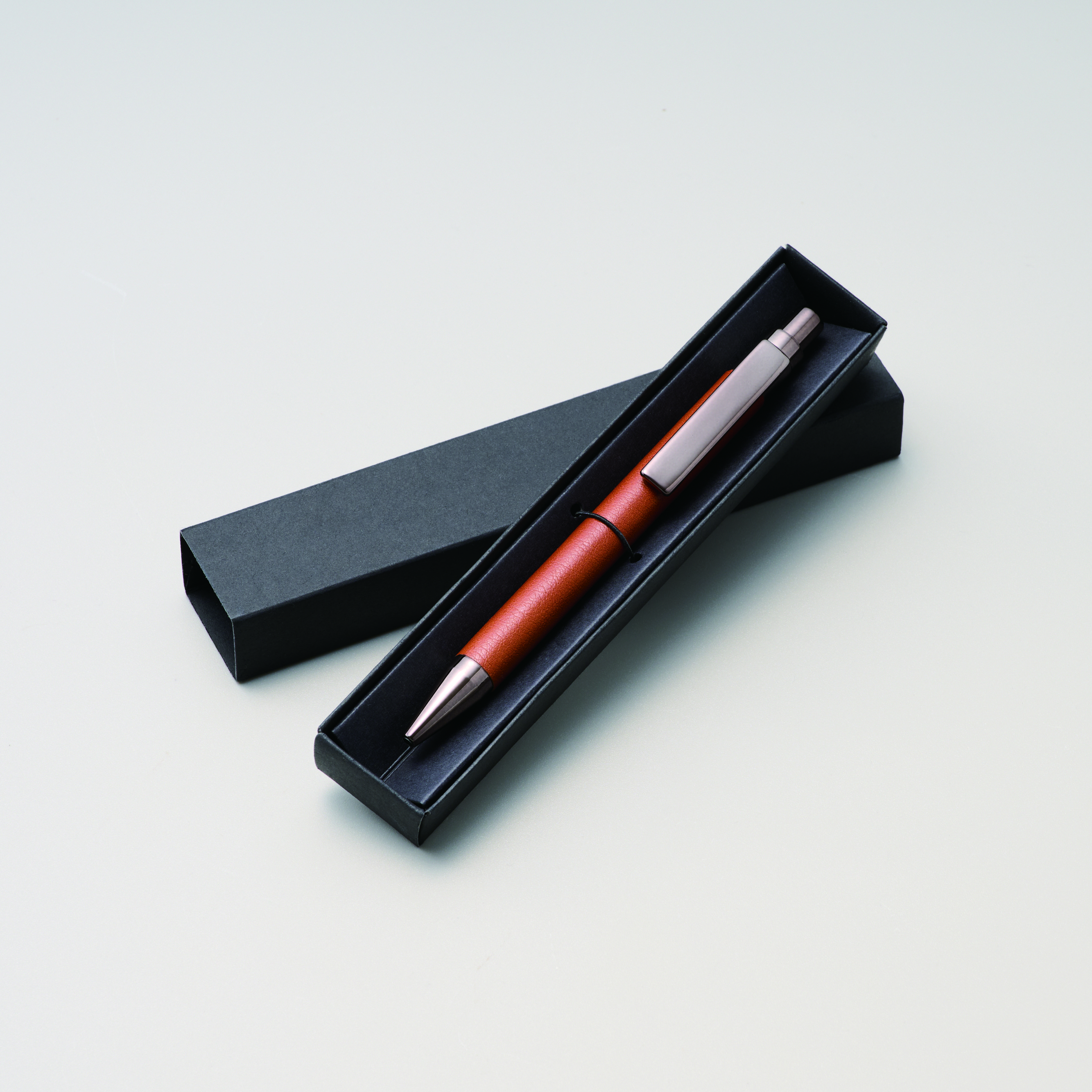 レザー調ボールペン