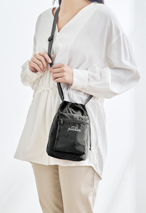 ファスナーポケット付きショルダー巾着ポーチ（撥水加工）